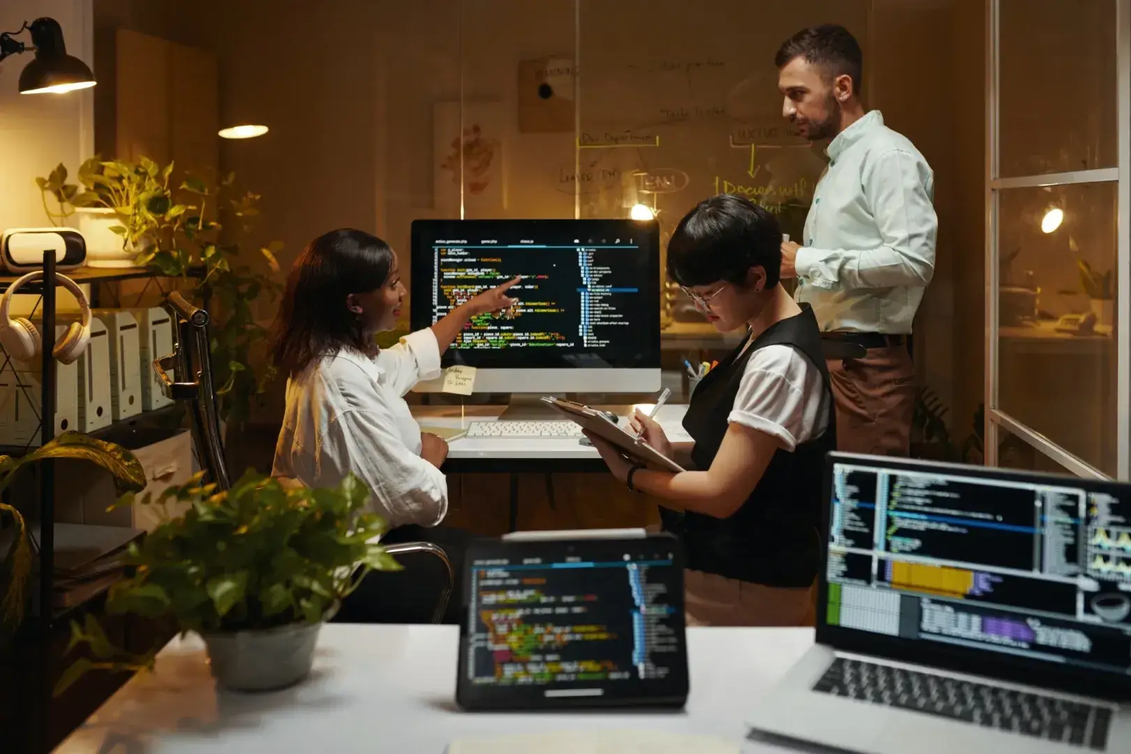 Deux développeurs travaillant ensemble sur du code à un bureau.